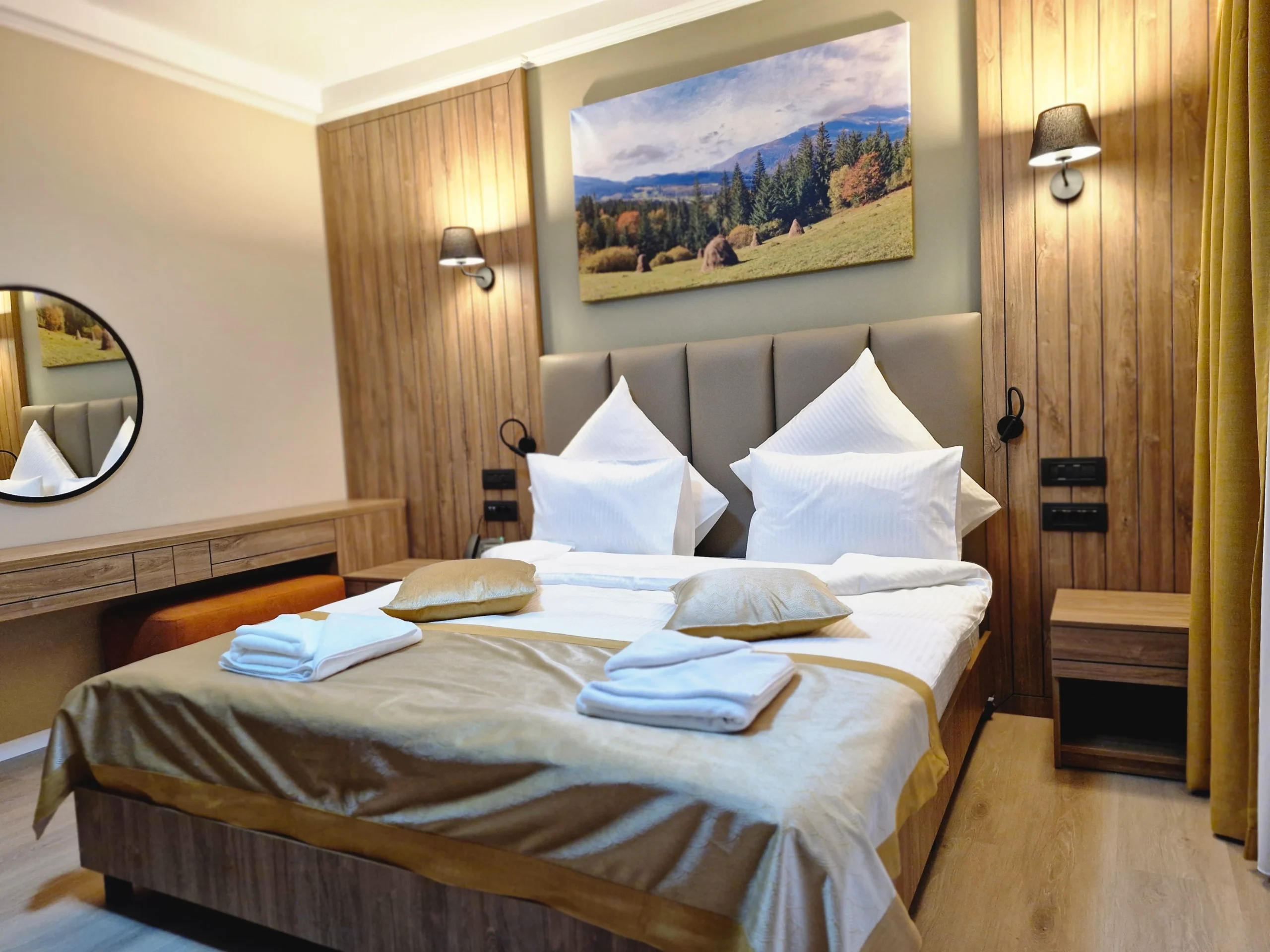Camera Double King Standard — LIVADIE Resort Hotel, pat king-size cu lumină naturală și vedere spre dealuri