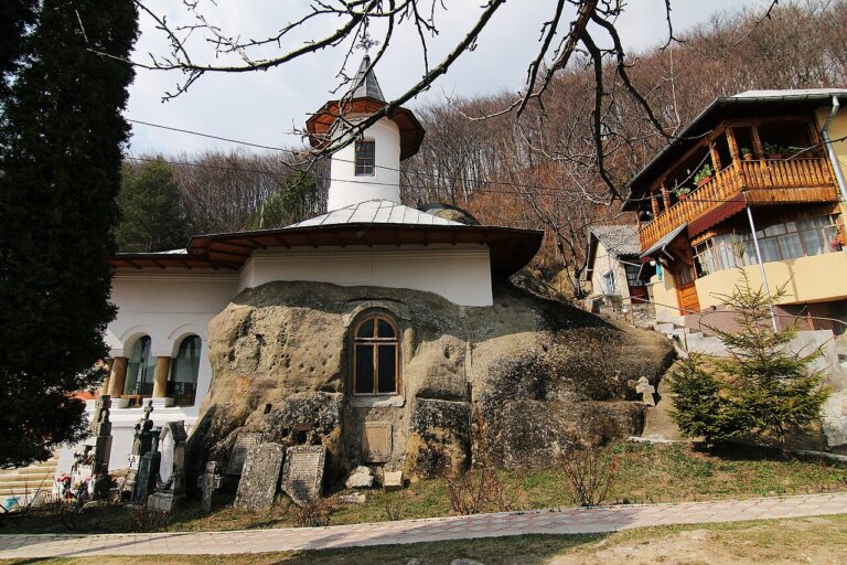 Mănăstirea Nămăiești: Biserica Săpată în Stâncă lângă Câmpulung Muscel