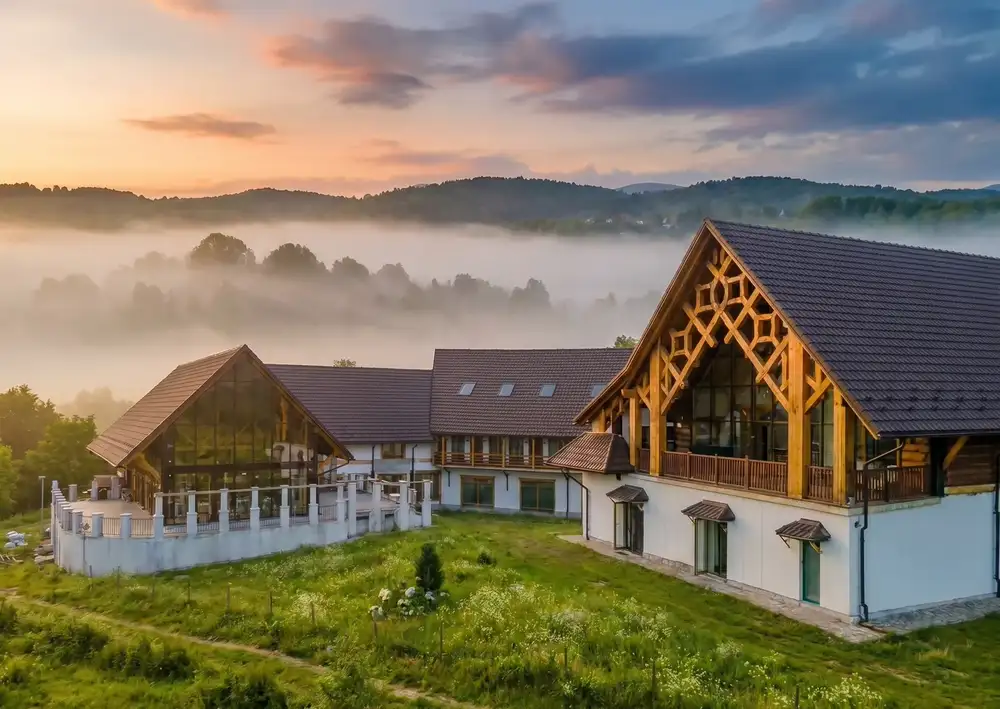 LIVADIE Resort — vedere aeriană vara, resort cu piscină și dealurile Muscelului