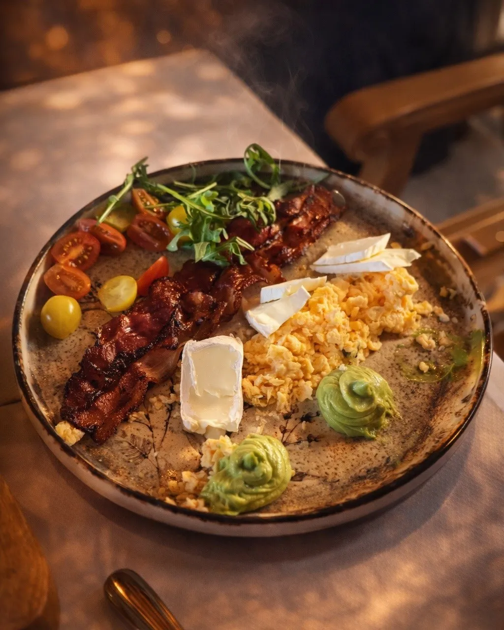 Mic dejun top-down — oua, bacon, guacamole