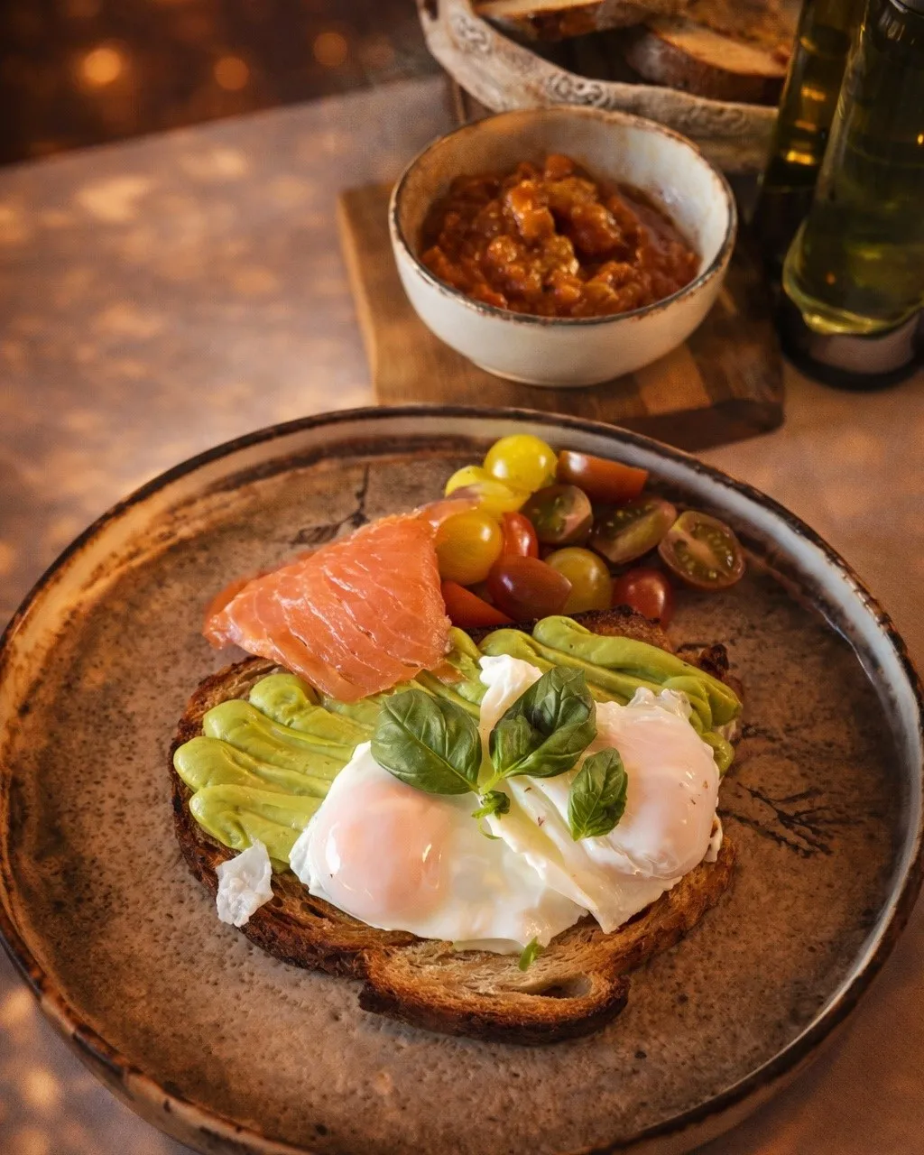 Ou posat pe toast cu somon si avocado