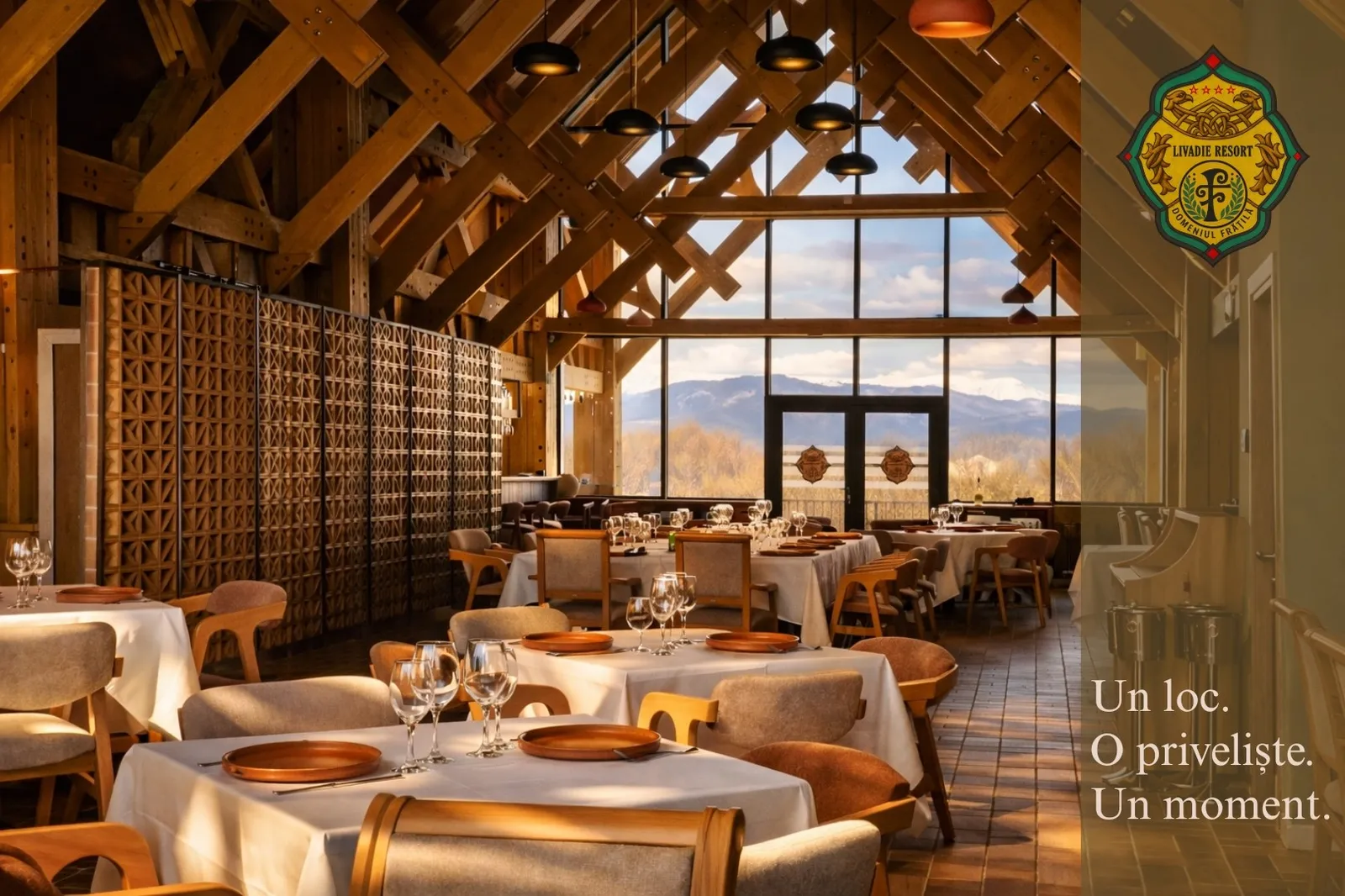 Restaurant wide angle — farfurii cupru, vedere montana