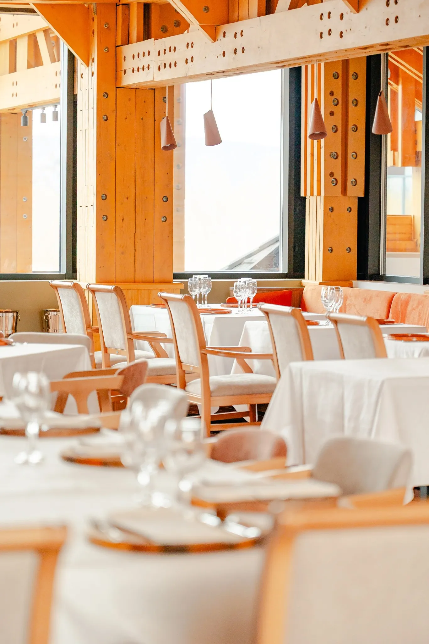 Restaurant lumina naturala — pendante, grinzi lemn
