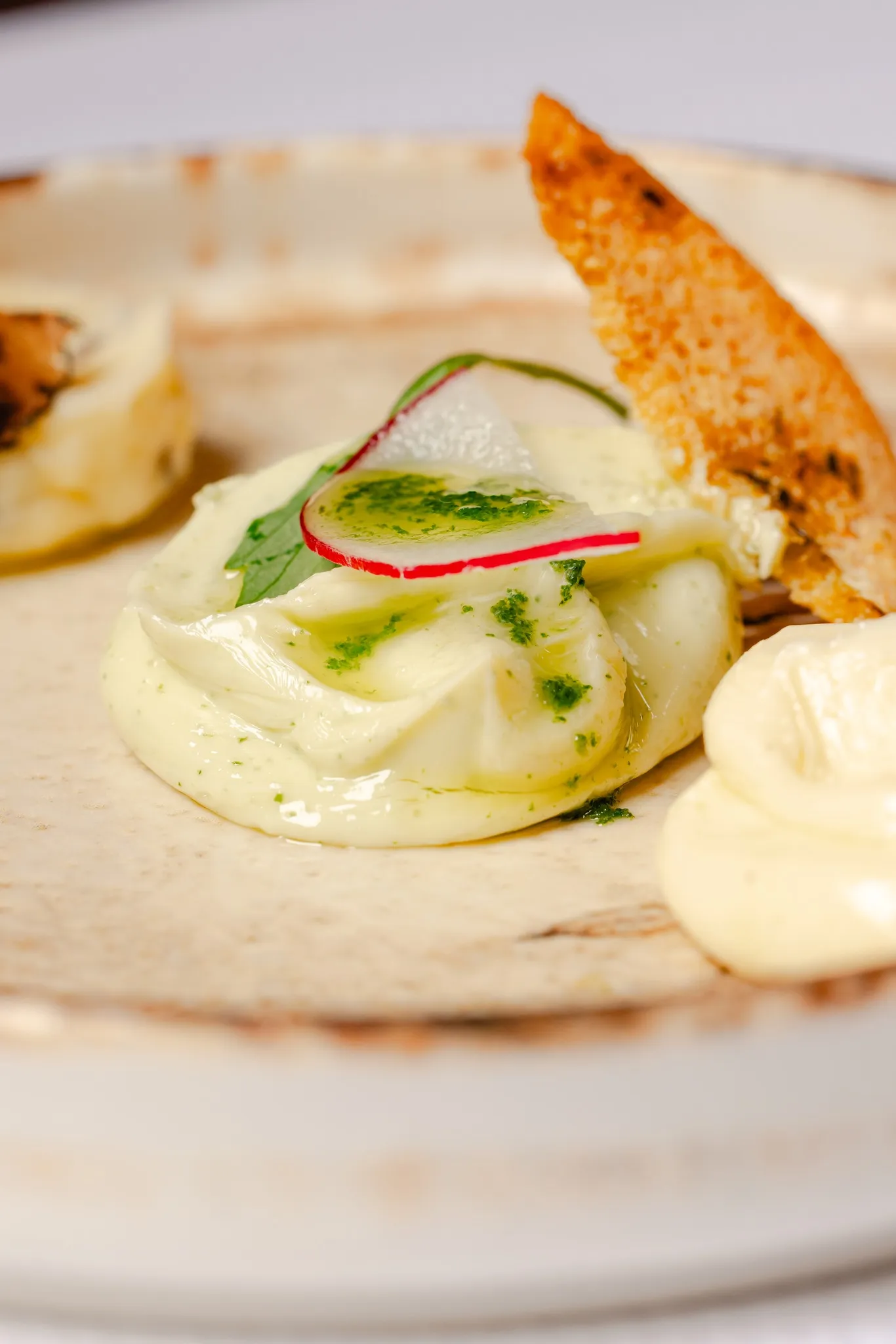 Unt de ierburi cu ridiche si crostini