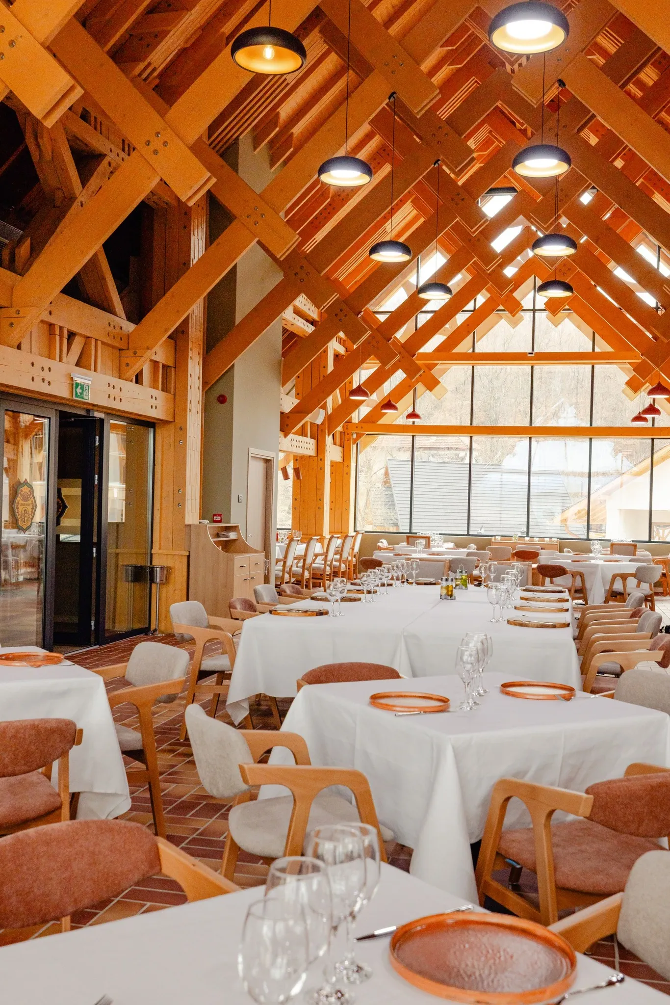 Sala restaurant plina - capacitate eveniment