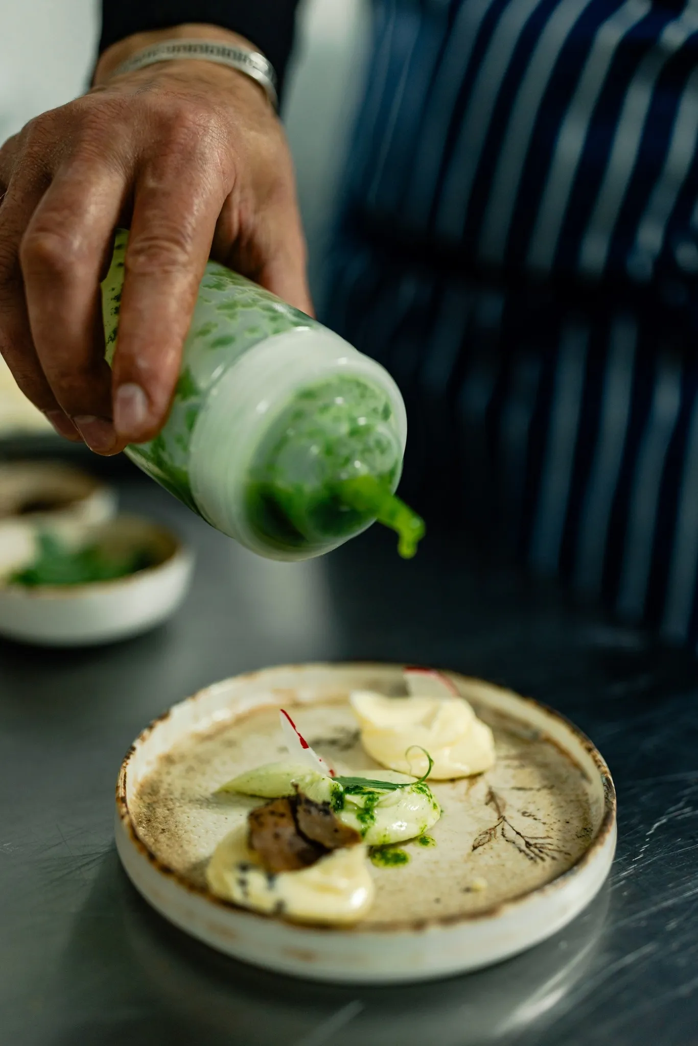 Chef turnand sos verde pe preparat