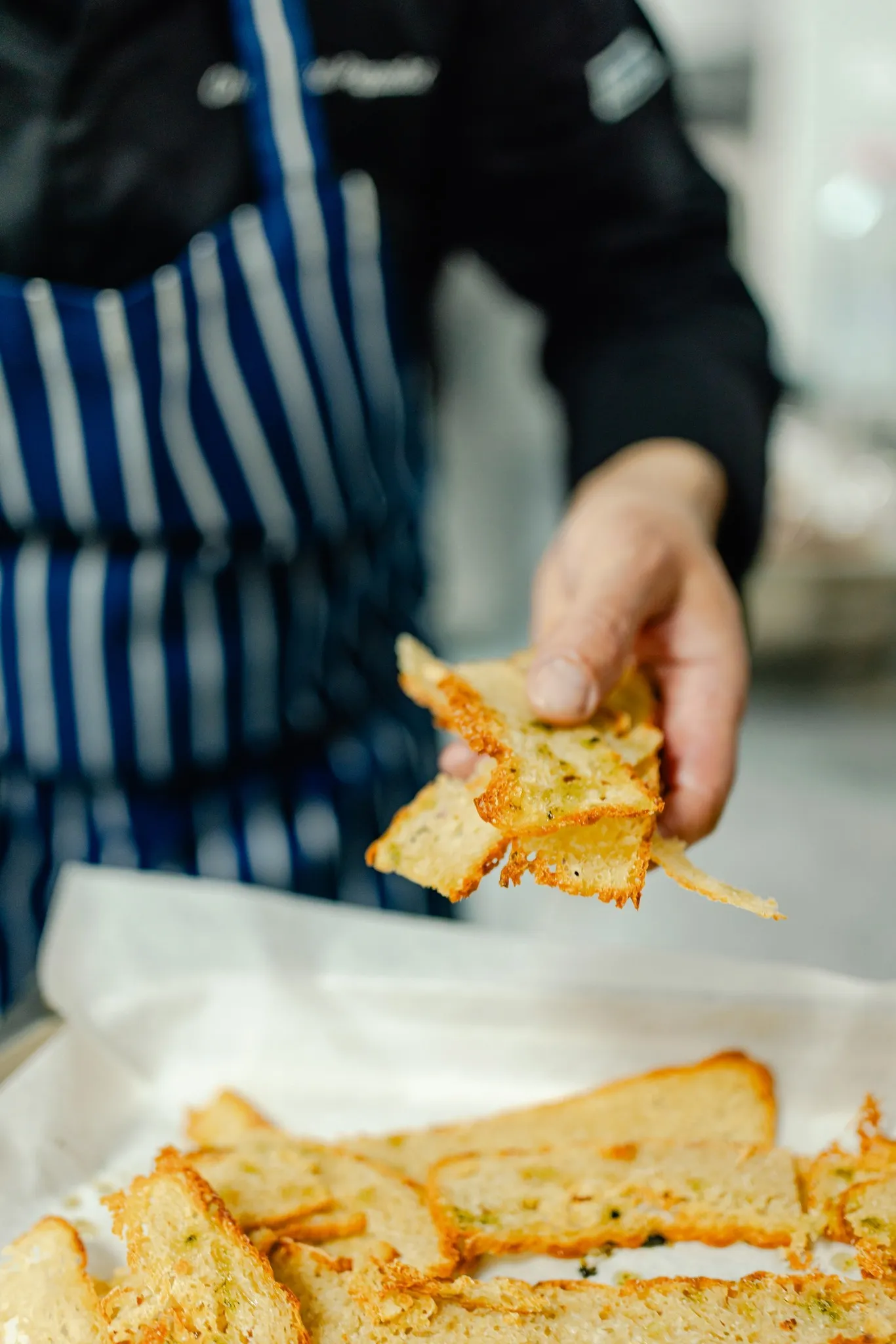Maini chef cu crostini proaspete din cuptor